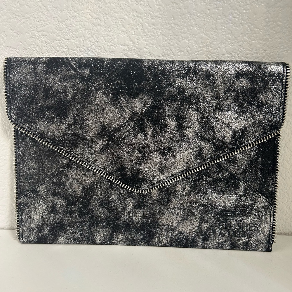 🔥 SOLD 🔥 This is a brand new clutch originally made for “It Brushes for Ulta.”